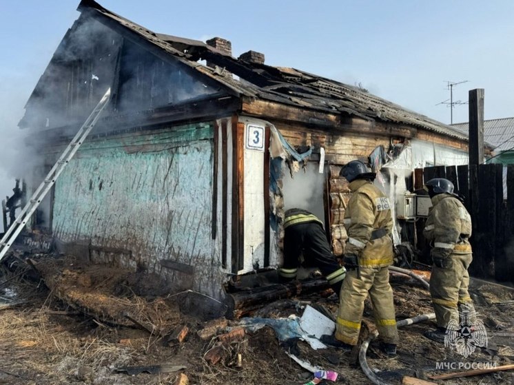 Два отделения тушили пожар в частном доме в Чите
