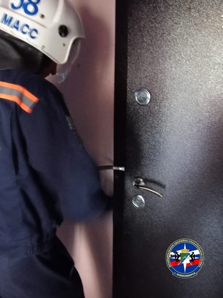 Труп пенсионера нашли новосибирские спасатели в запертой квартире на Жуковского