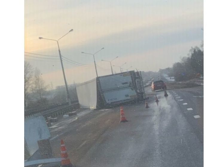 Под Смоленском на Рославльской трассе фура легла на бок