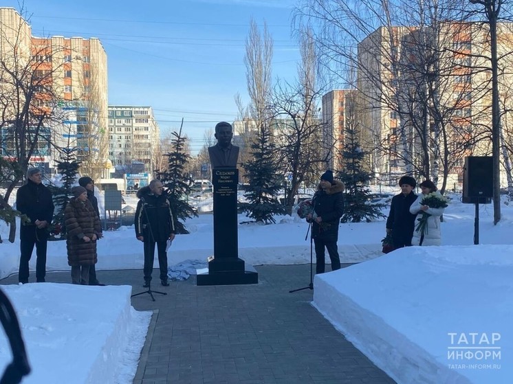 В Казани у седьмой больницы установили бюст Марата Садыкова
