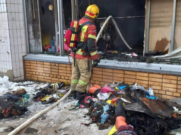 Магазин детской одежды загорелся в Петрозаводске, посетителей эвакуировали