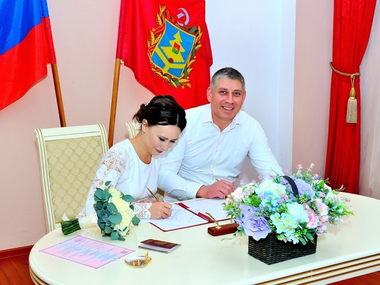 Сотая пара зарегистрировала свой брак в Брянске в зеркальную дату