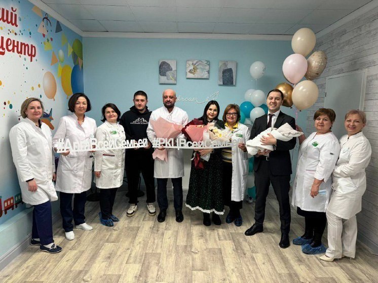 Айрат Рахматуллин встретил из роддома дочь врача, который находится в зоне СВО