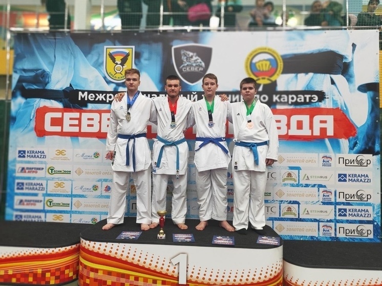 6 медалей выиграли брянцы на межрегиональных соревнованиях по карате