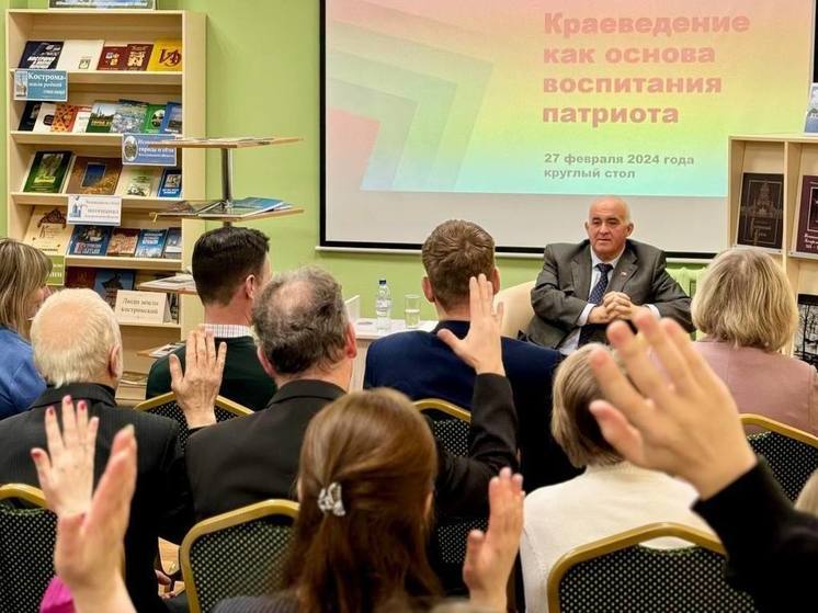 На встрече с костромскими педагогами губернатор Сергей Ситников обсудил преподавание краеведения