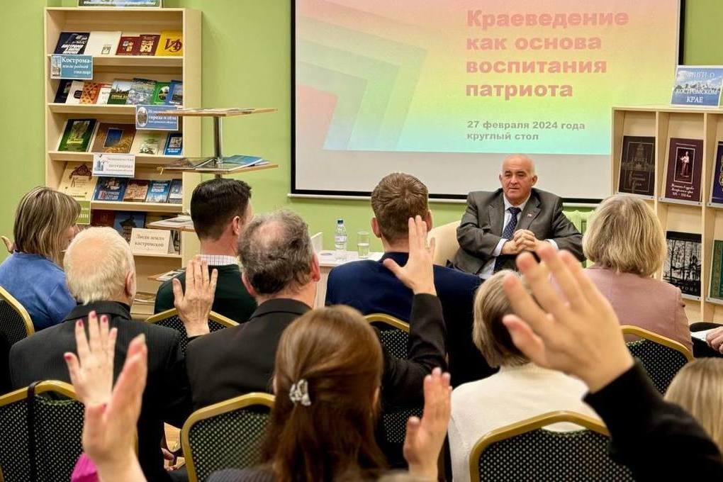 На встрече с костромскими педагогами губернатор Сергей Ситников обсудил преподавание краеведения