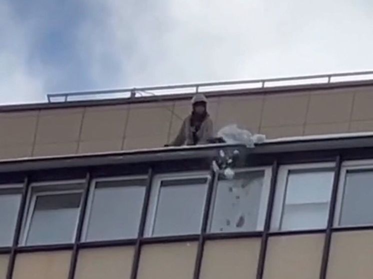 В Реутове заметили альпинистку, которая чистила крышу от снега