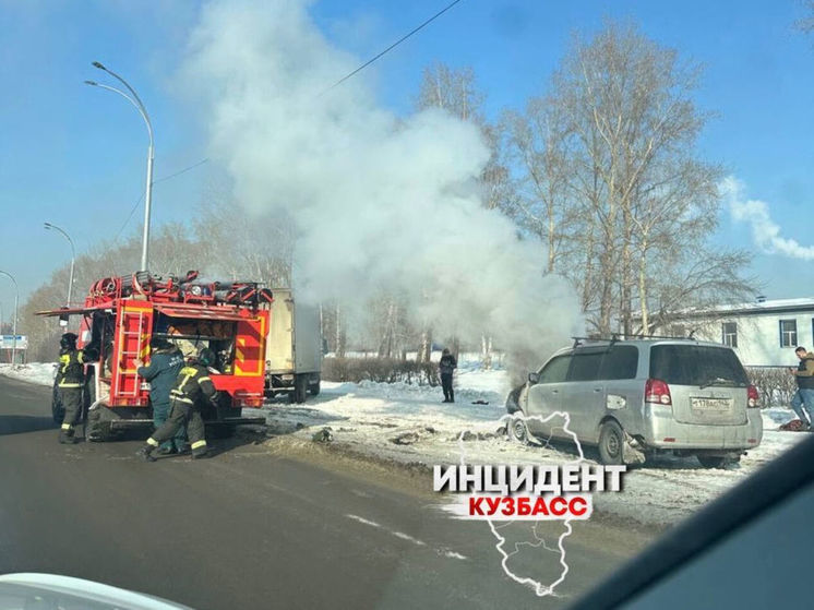 На кемеровской улице загорелась машина