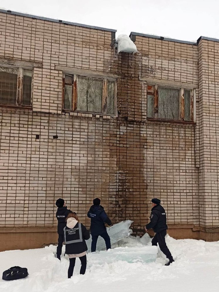 В Кирове ледяная глыба упала на 14-летнего подростка