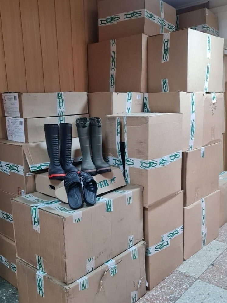 Томский завод резиновой обуви передал бойцам СВО почти 200 пар сапог