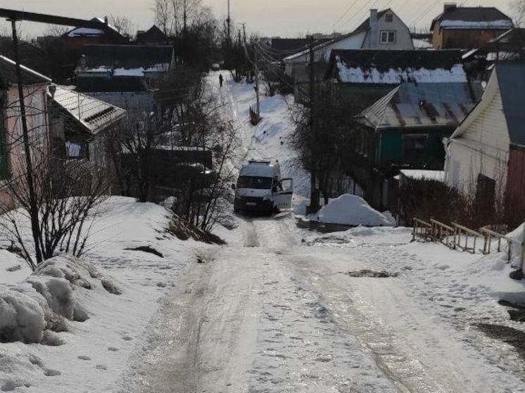 В Курске волонтеры вызволили из ледяного плена карету скорой помощи