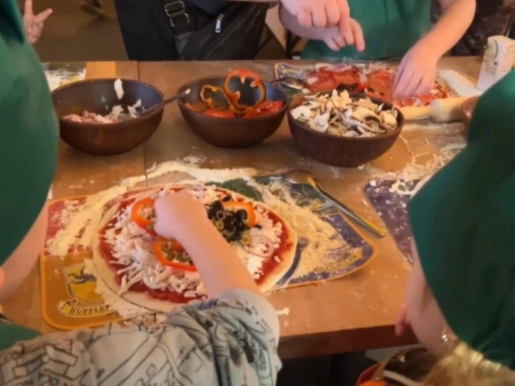 В Липецке ветераны спецоперации с детьми приготовили пиццу на мастер-классе