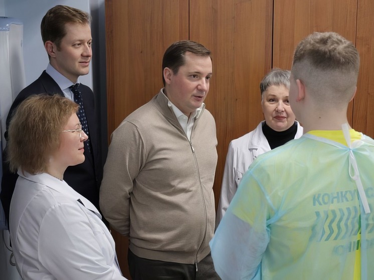 Александр Цыбульский посетил площадку чемпионата «Профессионалы» в Архангельском медколледже