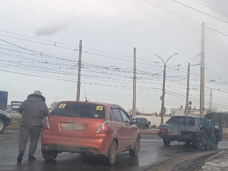 В Курске на Сумском мосту столкнулись две легковушки