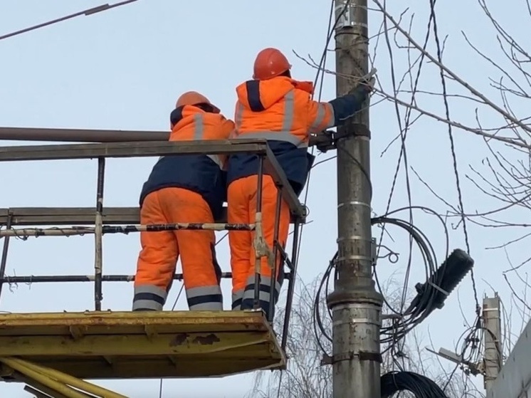 В Кирове обновляют опоры контактной сети