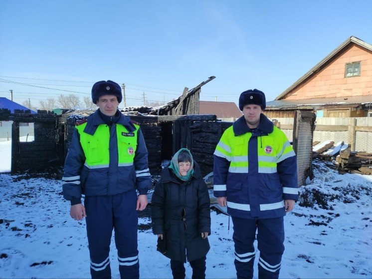 В Алтайском крае сотрудники ДПС спасли пожилую женщину из пожара