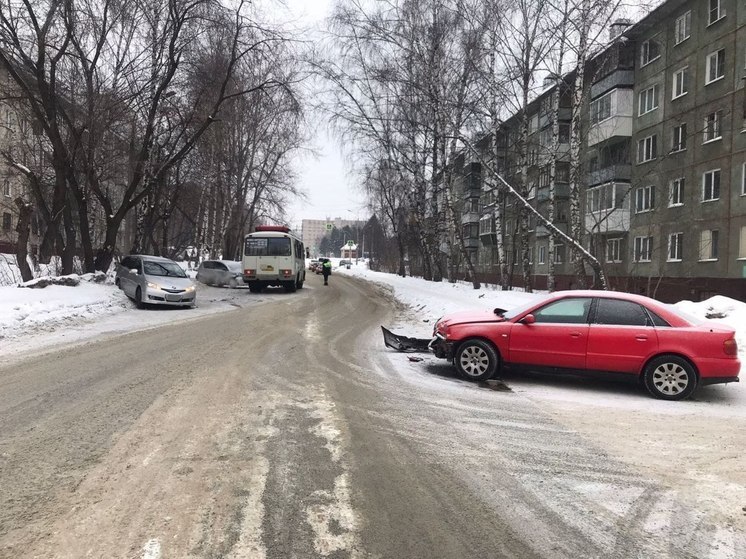 Автобус и 3 иномарки столкнулись утром 29 февраля в Томске