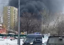 Стройплощадка загорелась в четверг утром на юге Москвы