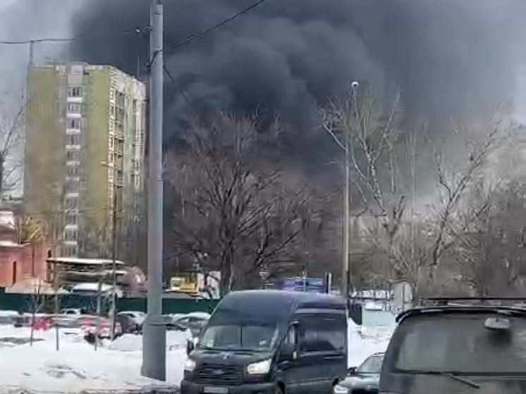 На юге Москвы загорелось строящееся здание