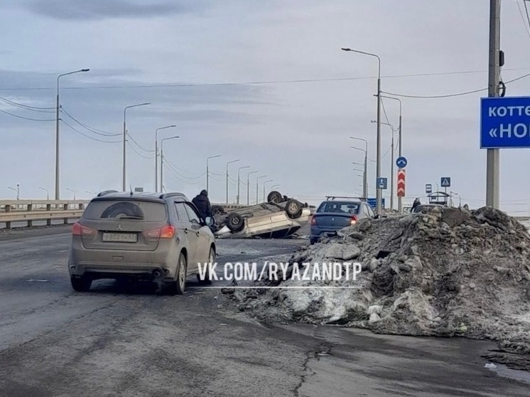 Утром 29 февраля на Солотчинском шоссе под Рязанью перевернулся ВАЗ