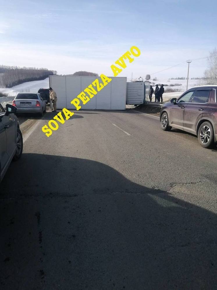 В Пензенской области трассу заблокировал перевернутый автомобиль