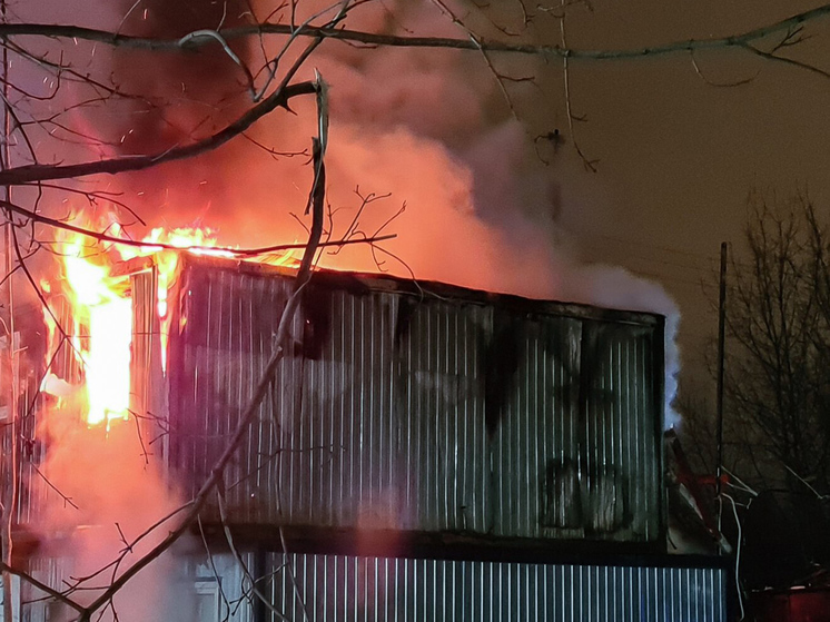 Поджог бытовок стал причиной пожара в строительном городке в поселении Десеновское (Новая Москва) в среду вечером