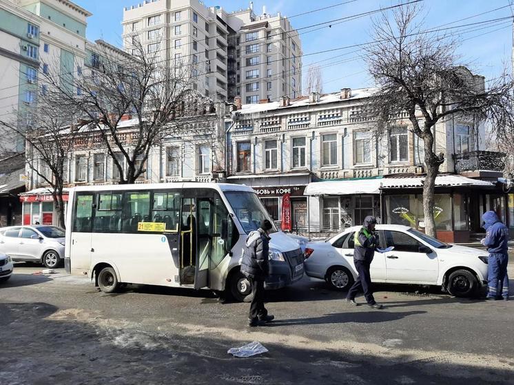 ДТП с маршруткой в Саратове обозначили канистрой