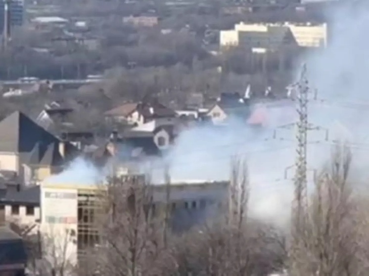 В Ростове на Вятской горит трехэтажное здание с офисами