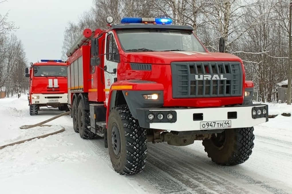 Костромские пожары: сегодня утром в Шарье сгорели два автомобиля