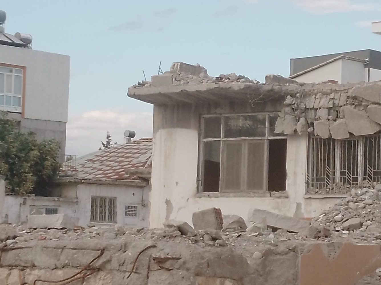 Турция спустя год после землетрясения: люди в контейнерах, завалы, стройка
