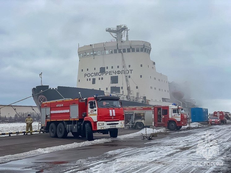 Спасатели тушат пожар на ледоколе «Ермак» в морском порту Петербурга