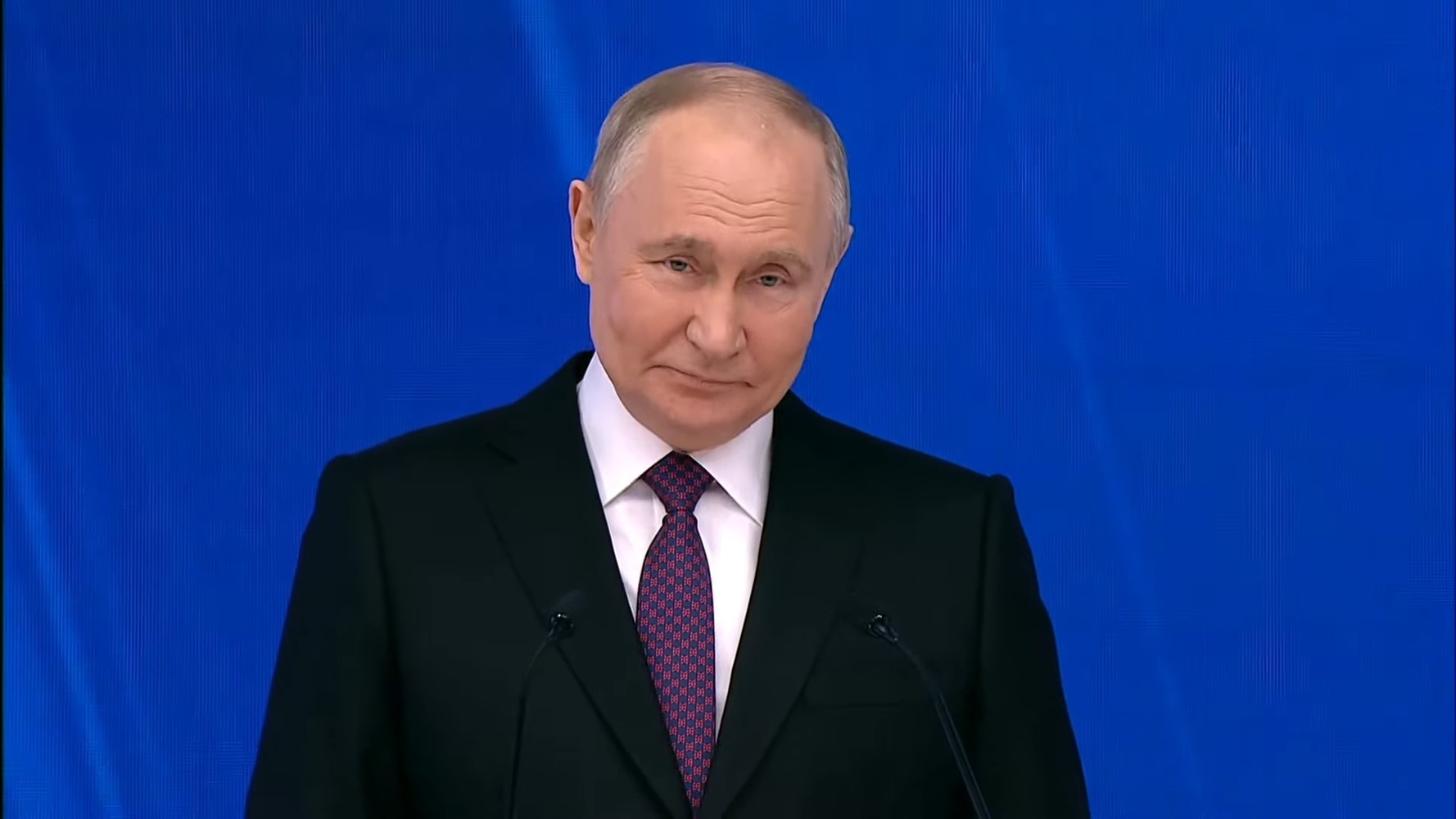 Эмоции и мимика Путина: фото президента во время Послания Федеральному собранию