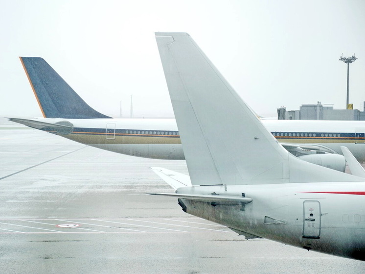 Летевший в Новый Уренгой самолет вернулся в Тюмень из-за проблем с шасси