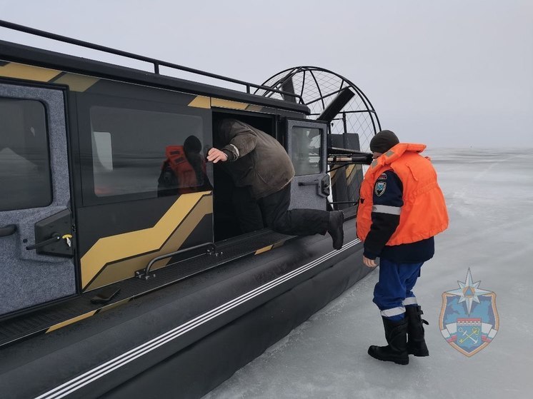 Спасатели помогли пенсионеру, заблудившемуся на льду Ладожского озера во время рыбалки