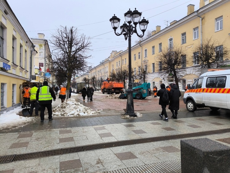 В центре Твери начали убирать сугробы