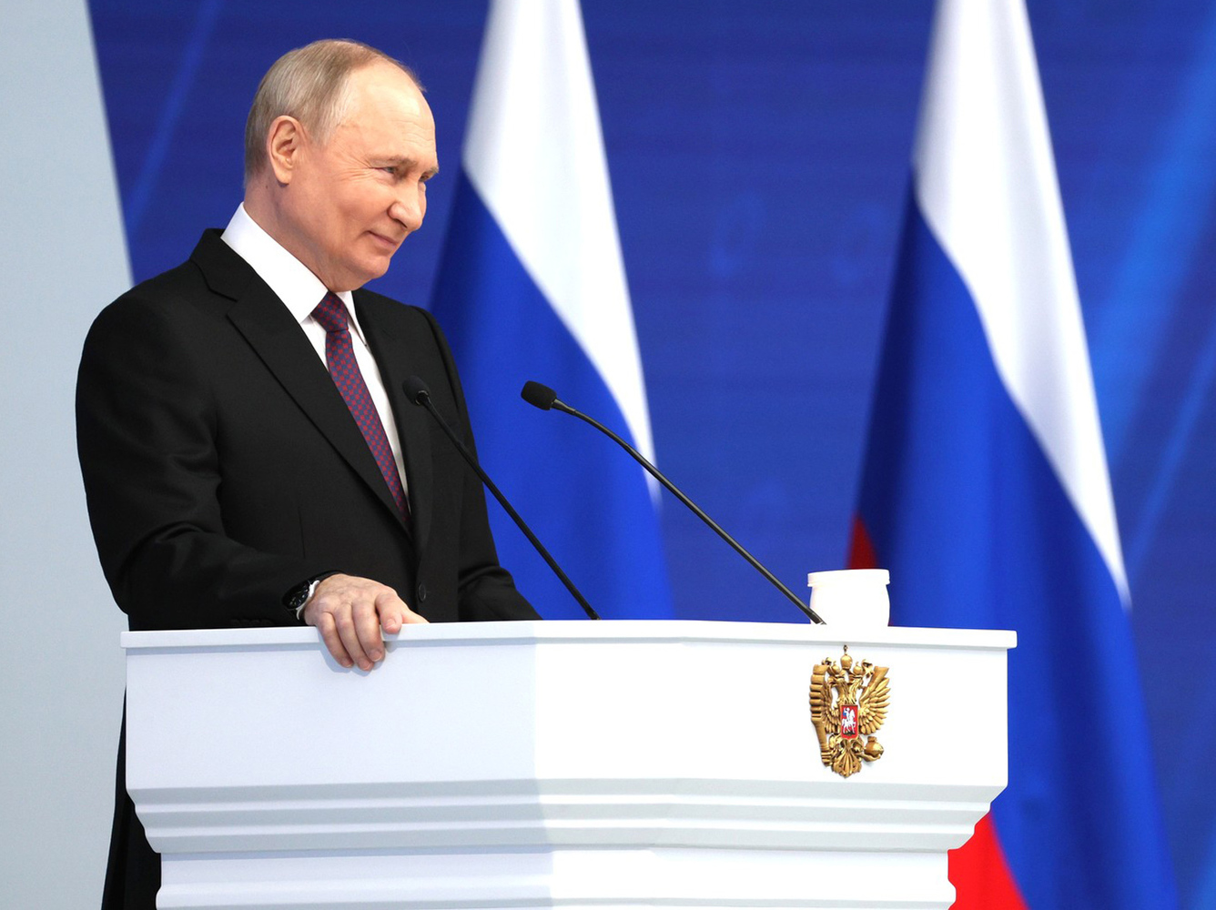 Стильные образы президента Путина: красный галстук для Лукашенко, черный - для Буша