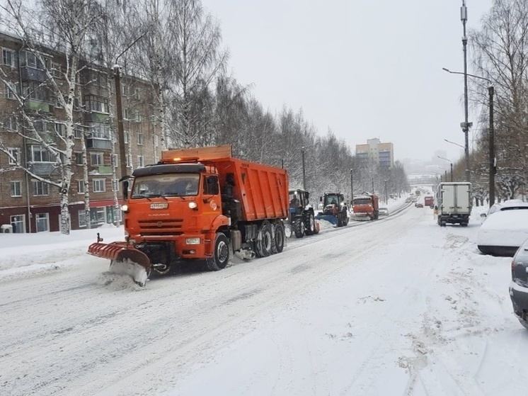 Сезон уборки снега на кировских дорогах продолжается