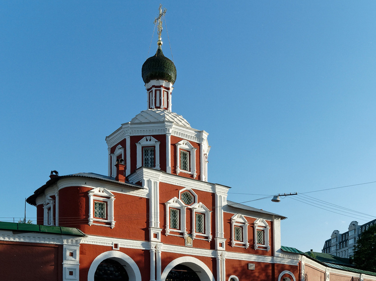 На территории Зачатьевского монастыря в центре Москвы возник пожар