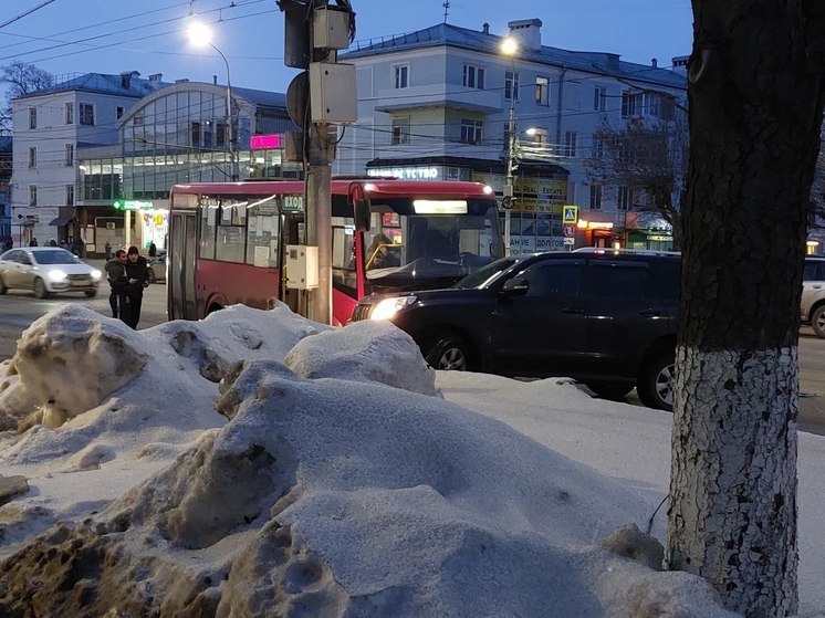 На Первомайском проспекте в Рязани столкнулись автобус №49 и внедорожник