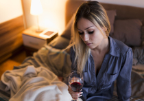 Ученые из Брауновского университета в штате Род-Айленд выяснили, что выпитое на ночь спиртное снижает когнитивные функции мозга