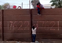 Губернатор Техаса Грег Эбботт заявил о необходимости построить стену на границе с Мексикой из-за недостаточной защиты страны от нелегальных мигрантов