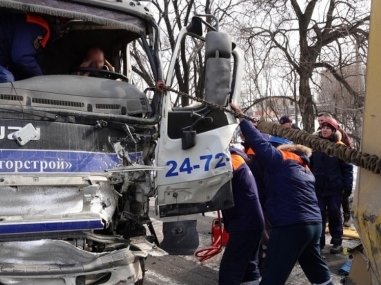 В Хабаровске водитель самосвала пострадал из-за упавших плит
