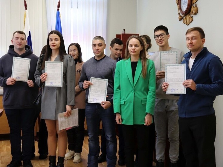 Шести молодым семьям Анадыря вручили жилищные сертификаты