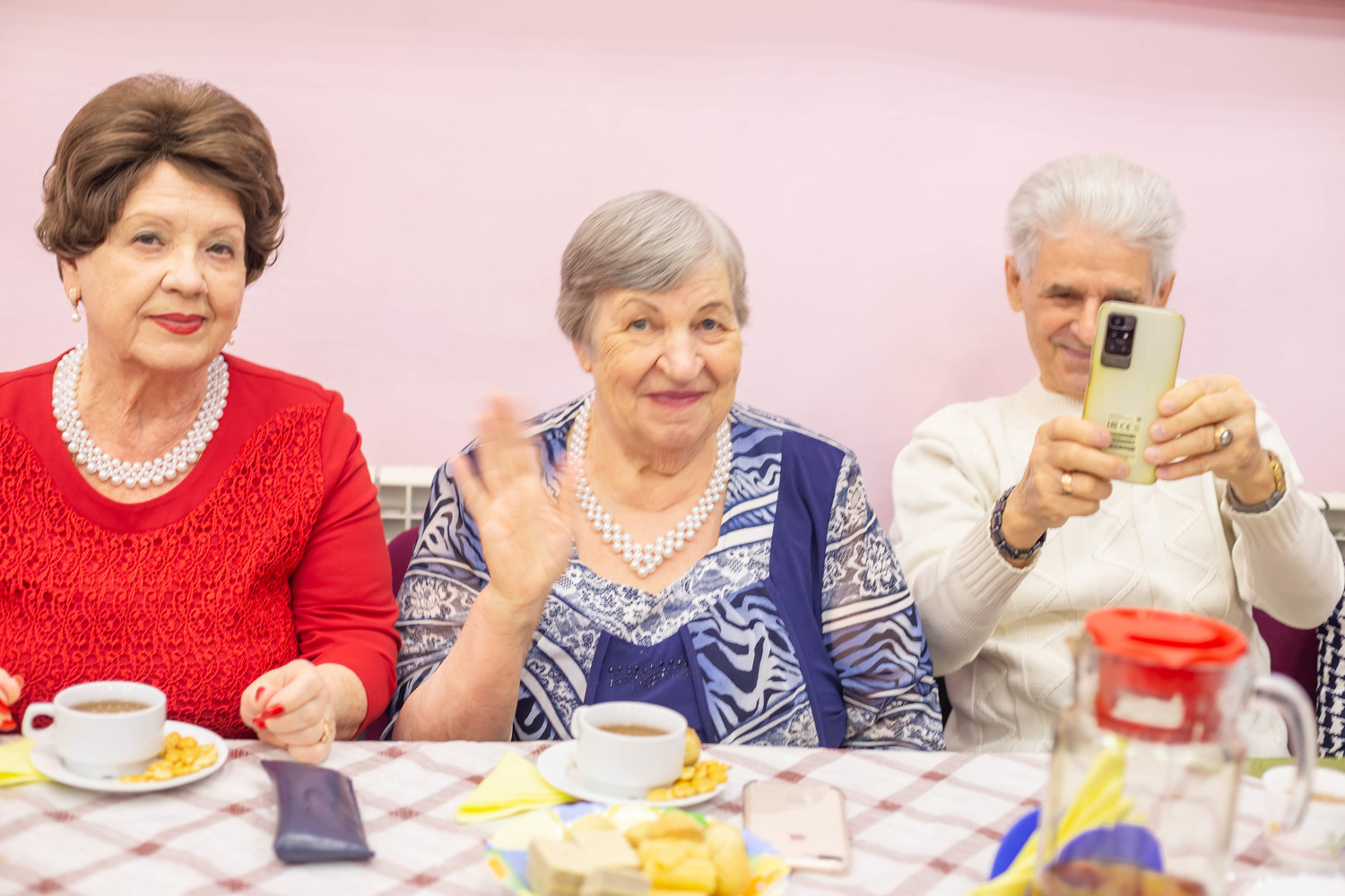 Хабаровские пенсионеры поделились секретами своей дружбы на очередной вечеринке: фото