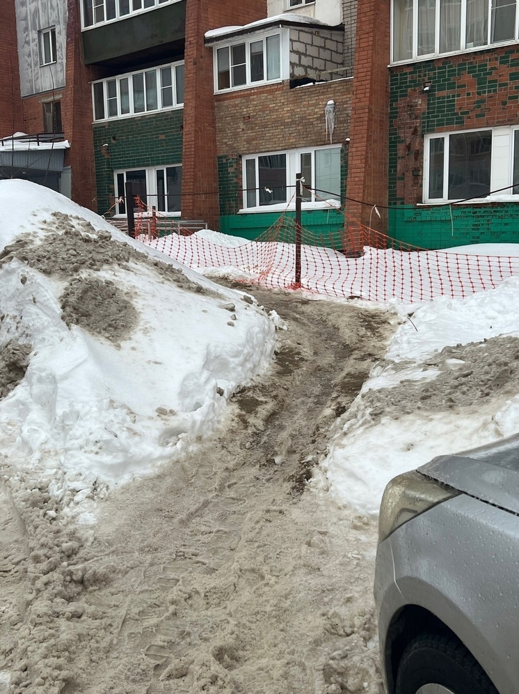 В Ярославле пациентам с травмами приходится идти к врачу через снежные горы