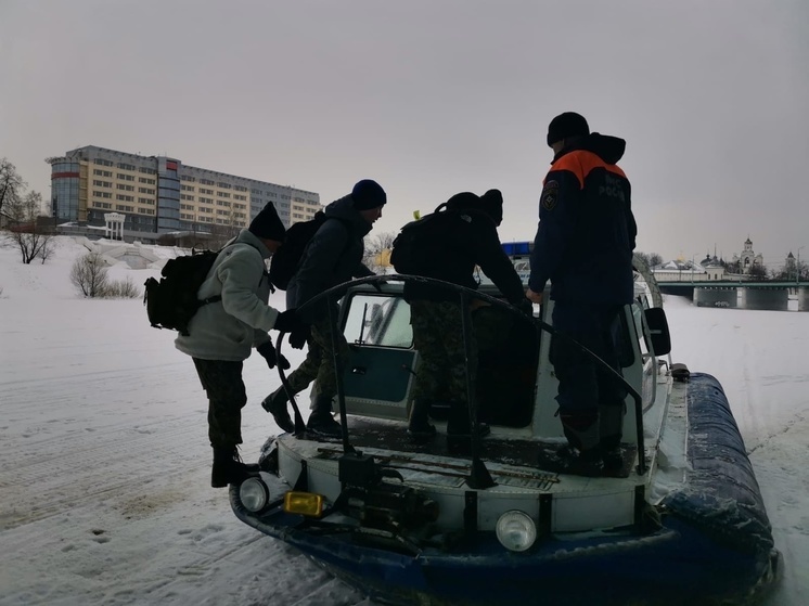В Ярославле инспекторам ГИМС пришлось снимать со льда подростков