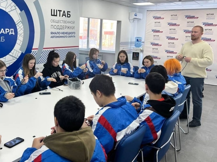 Ямальские студенты сплели эвакуационные браслеты для бойцов СВО