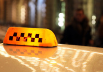 Таксист домогался девушки, которая уснула у него в машине по дороге из Санкт-Петербурга в Тосненский район, пишет «Фонтанка»