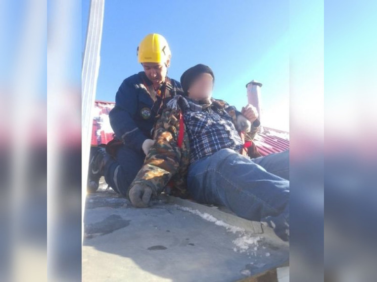 Уфимские спасатели помогли спуститься с крыши 64-летнему мужчине