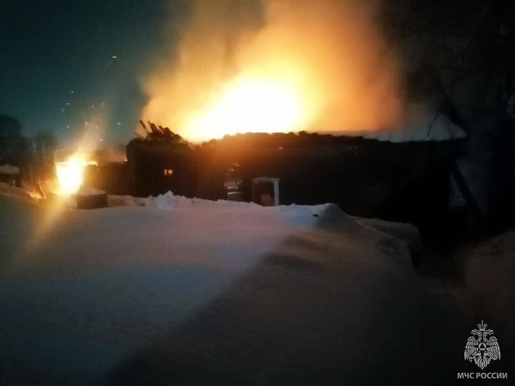 Два человека эвакуировались из горящего дома в Вожегодском округе